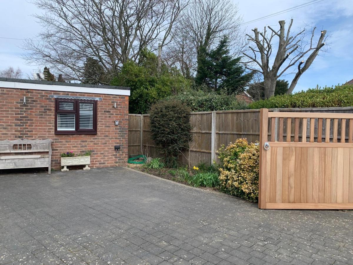 Self Contained Annex With Bedroom Bathroom Sitting Room And Kitchenette Emsworth Eksteriør billede