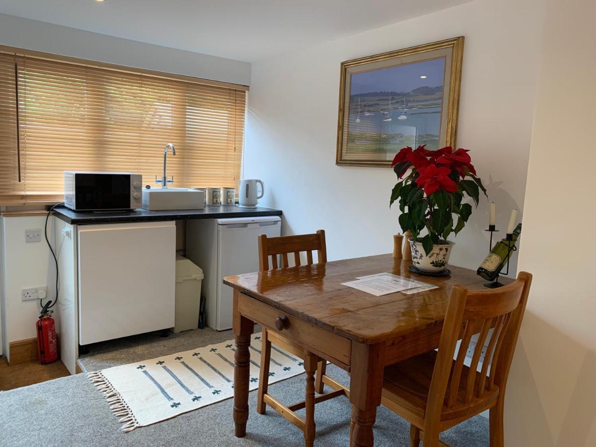 Self Contained Annex With Bedroom Bathroom Sitting Room And Kitchenette Emsworth Eksteriør billede